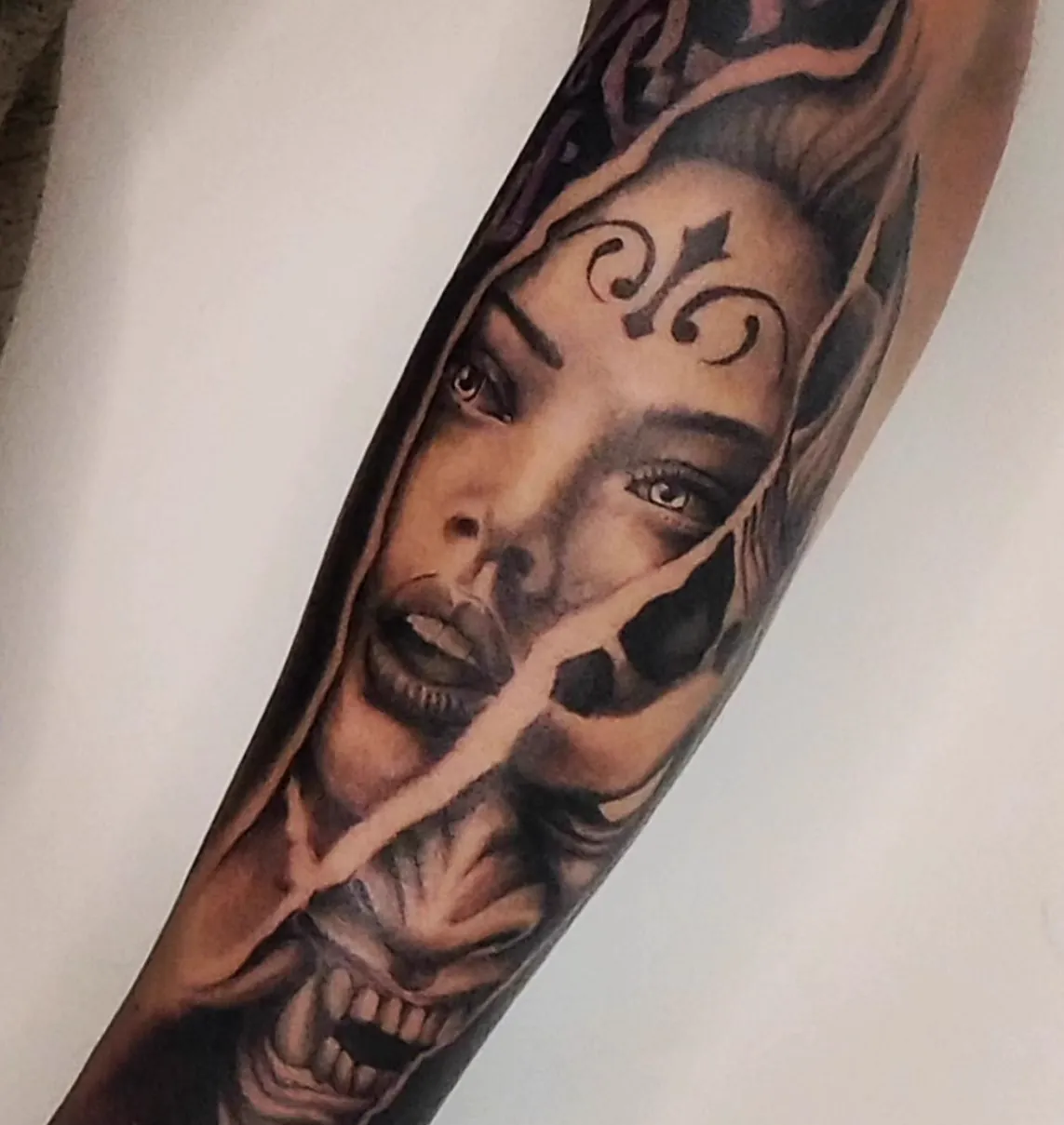 Rostro y cráneo realista