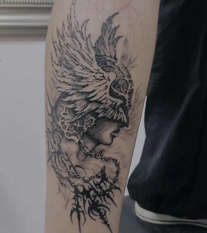 Valquiria alada en blackwork sobre antebrazo