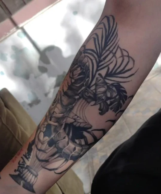 Ciempiés en blackwork cicatrizado, vista completa del antebrazo