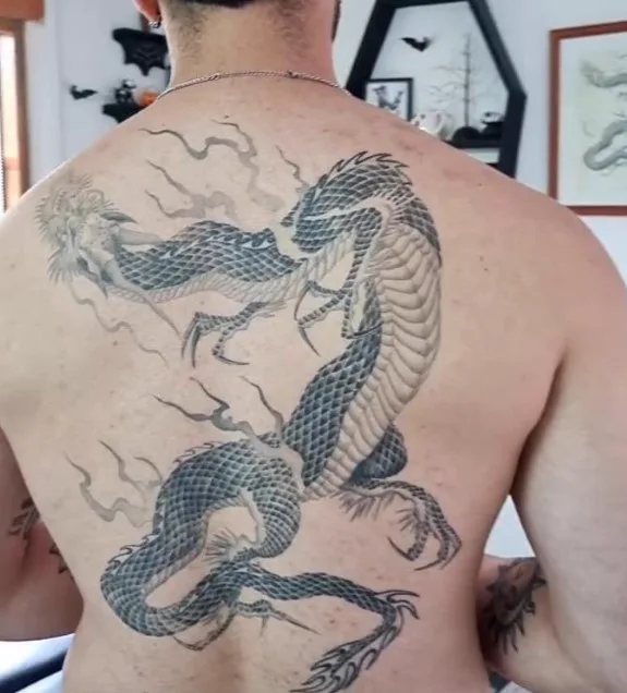 Dragón japonés cicatrizado en espalda completa