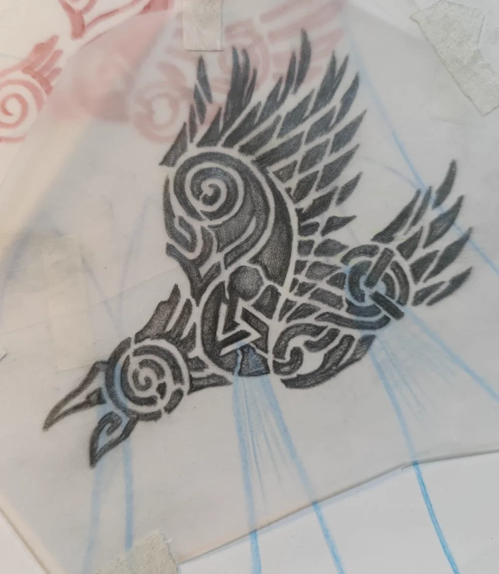 Flash de cuervo tribal en vuelo