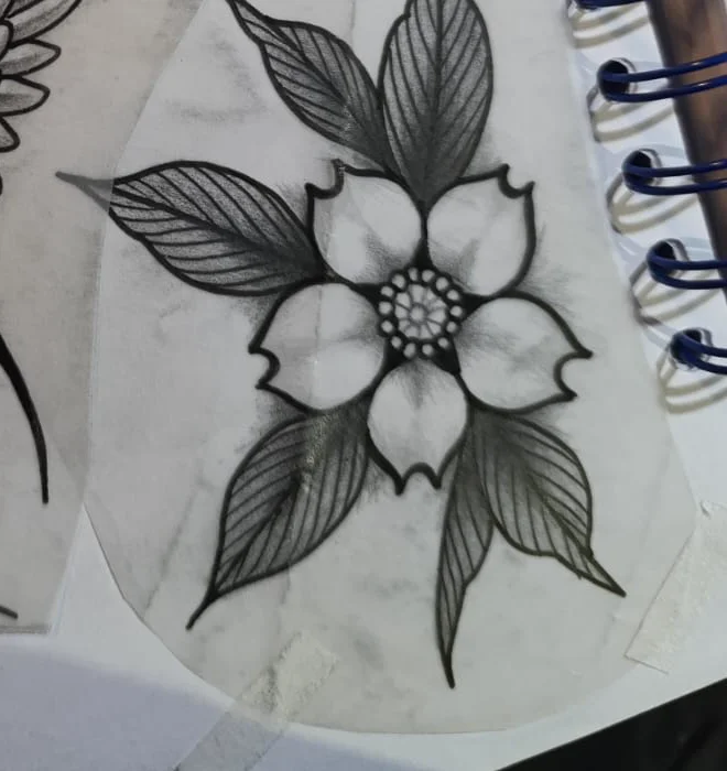 Flash de flor negra con hojas