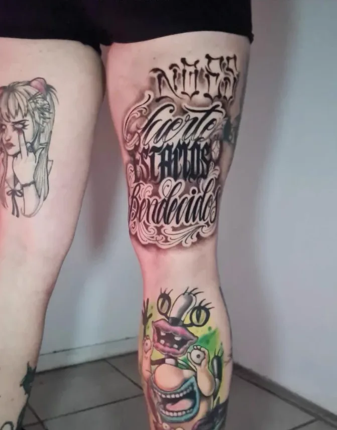 Lettering "Nos sabemos... estamos bendecidos" en pierna