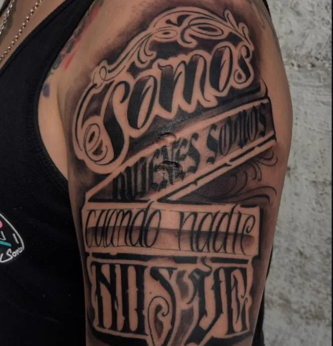Lettering ornamental "Somos quienes somos cuando nadie nos ve" en brazo