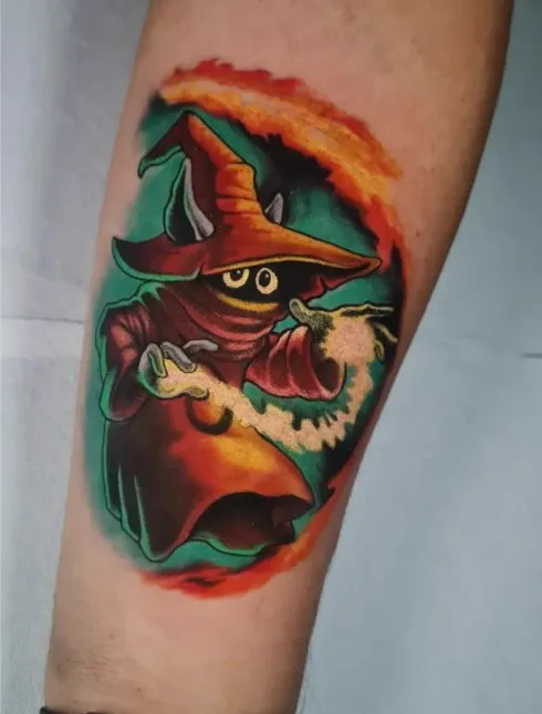 Mago a color sobre antebrazo